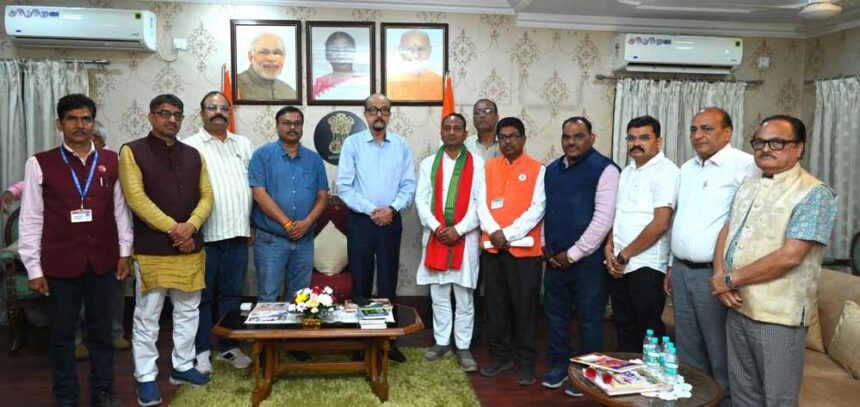 छत्तीसगढ़ रेडक्रॉस सोसायटी की नई टीम ने राज्यपाल डेका से की मुलाकात 1 छत्तीसगढ़ रेडक्रॉस सोसायटी की नई टीम ने राज्यपाल डेका से की मुलाकात