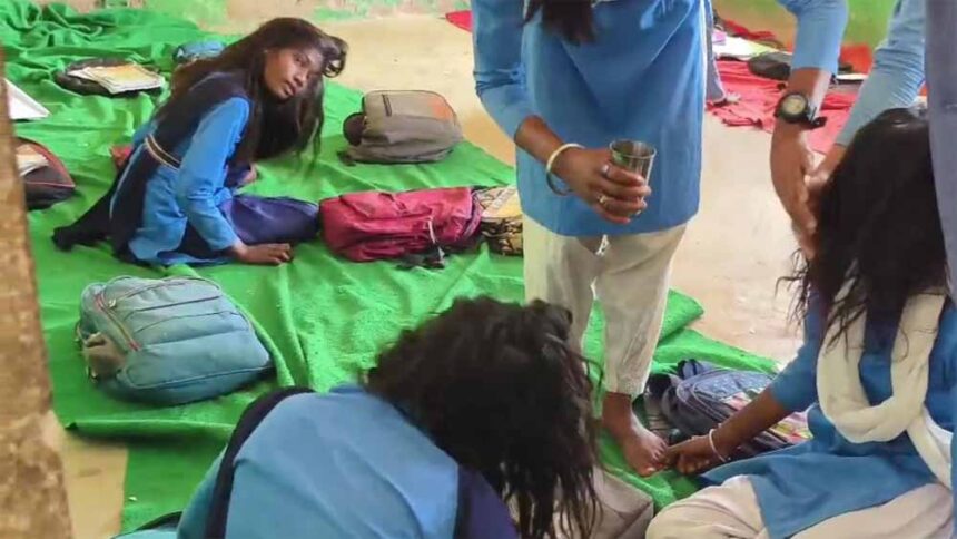 स्कूल में अजीब घटना से हड़कंप, छात्राओं की तबीयत बिगड़ी; इलाज के साथ झाड़-फूंक भ