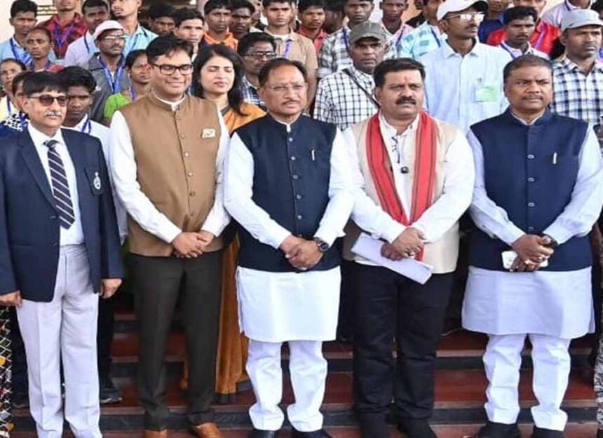 मुख्यधारा की ओर बढ़ते कदम — पुनर्वासित युवाओं ने विधानसभा में देखी जनतांत्रिक प् 1 मुख्यधारा की ओर बढ़ते कदम — पुनर्वासित युवाओं ने विधानसभा में देखी जनतांत्रिक प्