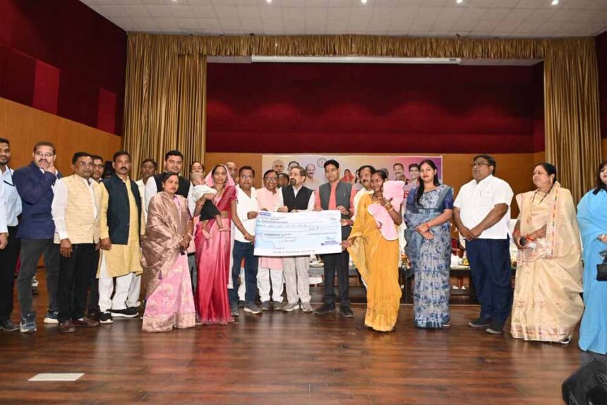 श्रमिकों के आर्थिक और सामाजिक विकास के लिए नवीन लेबर कोड एक ऐतिहासिक निर्णय- श्र 1 श्रमिकों के आर्थिक और सामाजिक विकास के लिए नवीन लेबर कोड एक ऐतिहासिक निर्णय- श्र