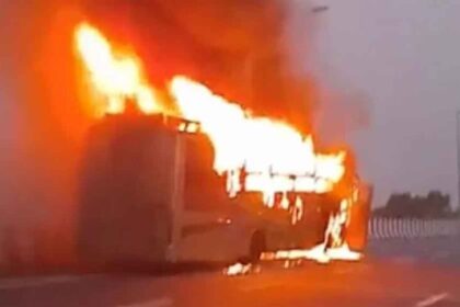 एक छोटी सी लापरवाही और चली गई जान—बस में जिंदा जला कंडक्टर, वजह बनी अगरबत्ती