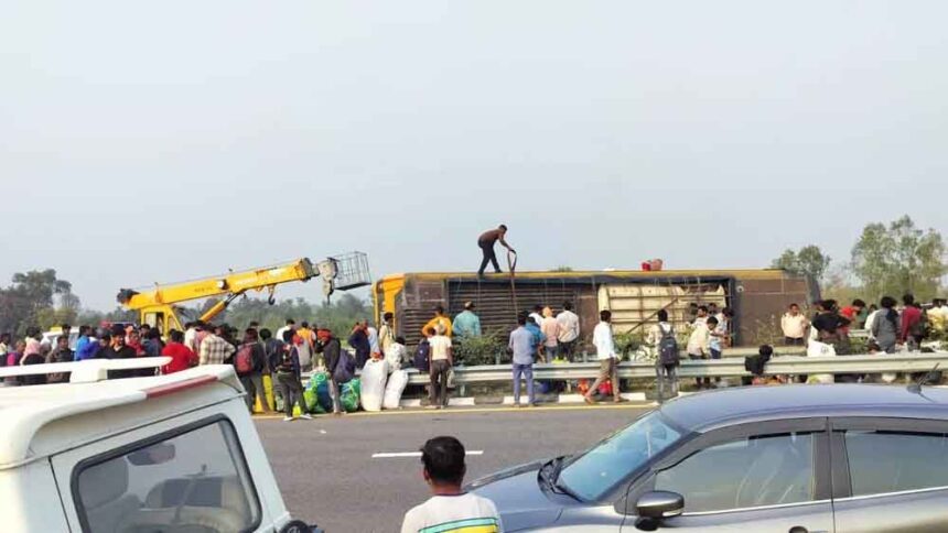 पूर्वांचल एक्सप्रेस-वे पर भीषण दुर्घटना: लखनऊ में बस पलटने से मचा हड़कंप, कई घाय
