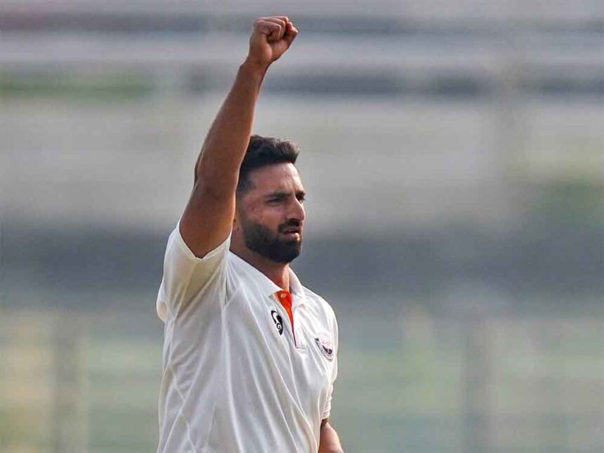 रणजी ट्रॉफी 2025-26 के हीरो आकिब नबी डार: शानदार प्रदर्शन से जीता अवार्ड, IPL से