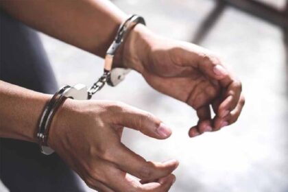 पुलिस ने पकड़ा कुख्यात युवक, अवैध हथियार बरामद; पहले भी गंभीर अपराधों में जा चुक
