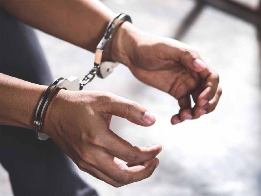 पुलिस ने पकड़ा कुख्यात युवक, अवैध हथियार बरामद; पहले भी गंभीर अपराधों में जा चुक