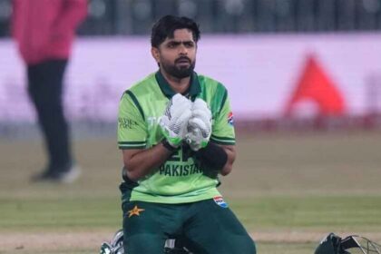 फॉर्म से जूझ रहे बाबर आज़म को रवि शास्त्री–रिकी पोंटिंग की दो टूक सलाह, बदल सकता