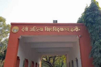 सहेलियों को बॉयफ्रेंड बनाने का दबाव: हॉस्टल से बाहर की गई छात्रा, मोबाइल ऐप से ज