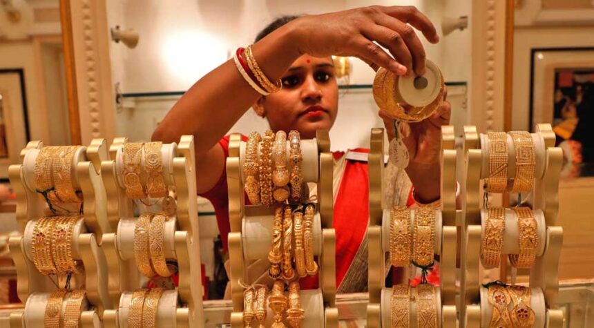 सोने-चांदी के दाम औंधे मुंह गिरे, आज के रेट और मार्केट ट्रेंड देखें