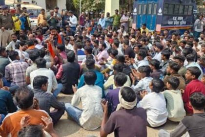 सिहोरा में बढ़ा तनाव, आमने-सामने आए दो गुट; पुलिस ने खदेड़कर भगाया