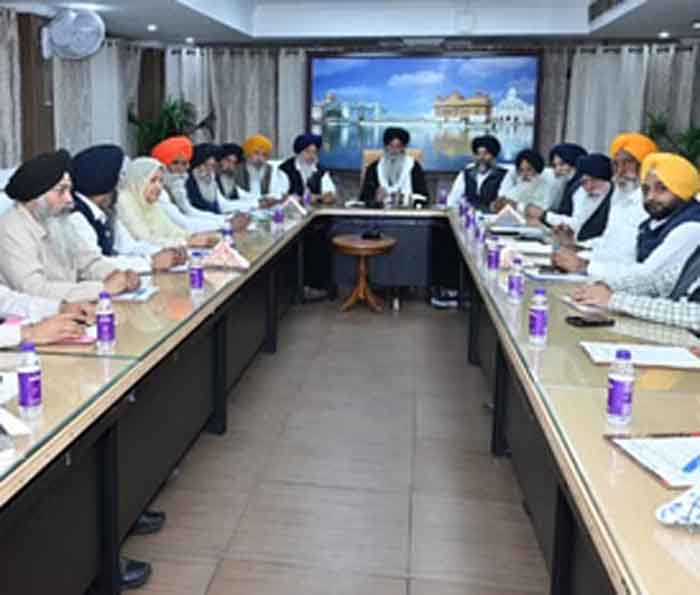 मुख्य ग्रंथी के पद से विदाई के बाद पंथक राजनीति गरमाई, SGPC फैसले पर विवाद