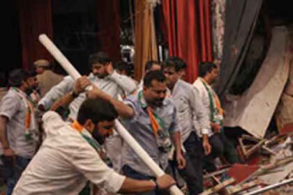 ‘मैं नाथूराम’ नाटक पर बवाल: राजकोट में हॉल में तोड़फोड़, 45 कांग्रेसी हिरासत में