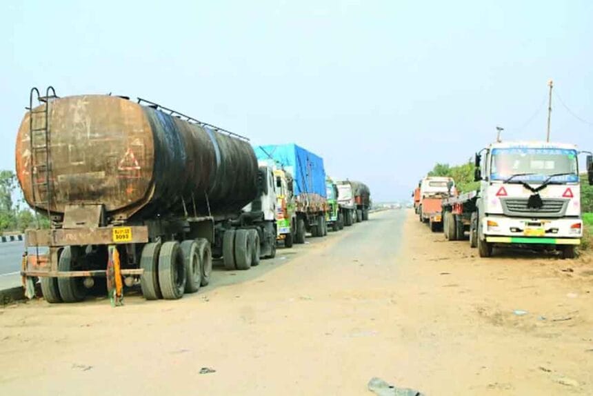 भारी वाहनों की पार्किंग से सर्विस लेन जाम, आम लोगों को हो रही परेशानी