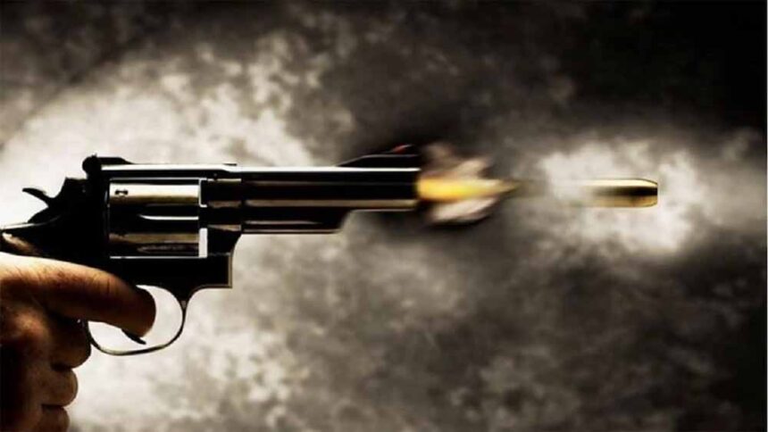 रेलवे कर्मचारी की बेरहमी से हत्या: छुट्टी पर घर लौटते ही बदमाशों ने बरसाईं गोलिय
