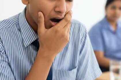 स्कूल में दरिंदगी: मासूम छात्र का जबड़ा तोड़ा, दर्द में जिंदगी—शिक्षक और प्राचार