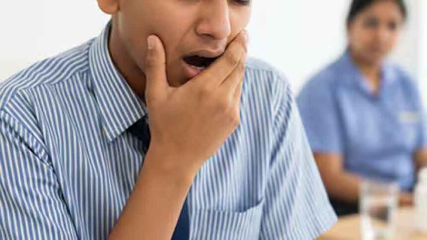 स्कूल में दरिंदगी: मासूम छात्र का जबड़ा तोड़ा, दर्द में जिंदगी—शिक्षक और प्राचार