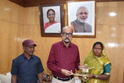 राष्ट्रपति पुरस्कार विजेता ढोकरा शिल्प कलाकारों की राज्यपाल  रमेन डेका से सौजन्य
