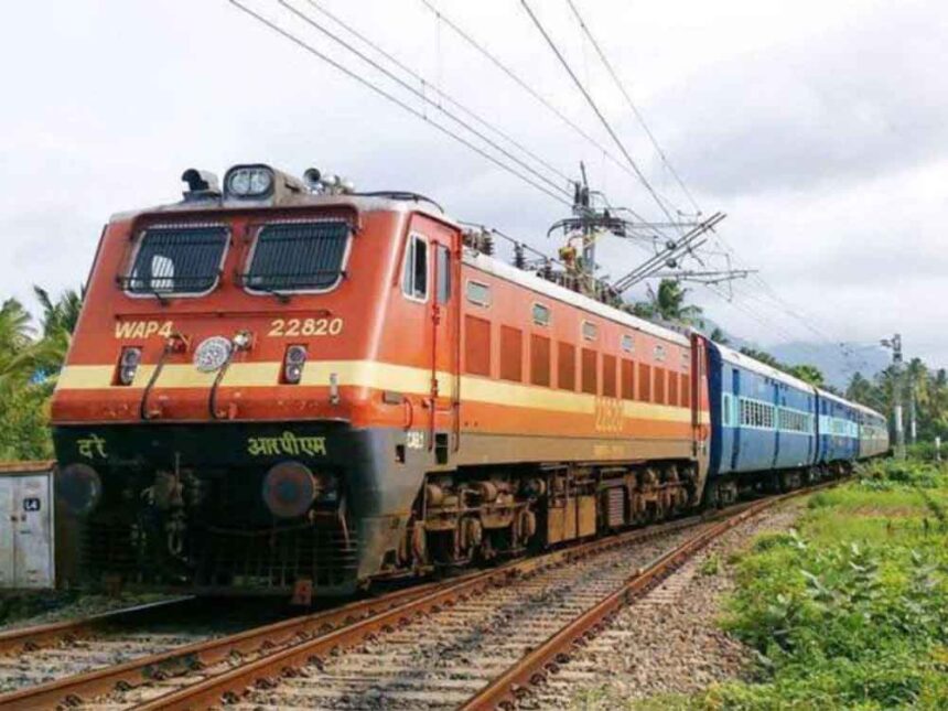 त्योहार से पहले ही फुल हुई ट्रेनें, भोपाल रूट पर वेटिंग लंबी; यात्रियों की बढ़ी