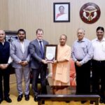 एयरपोर्ट के मुख्य कार्यकारी अधिकारी क्रिस्टोफ श्नेलमैन के साथ वरिष्ठ अधिकारियों