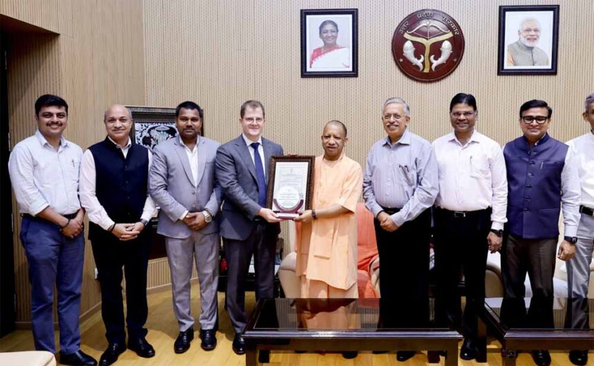 एयरपोर्ट के मुख्य कार्यकारी अधिकारी क्रिस्टोफ श्नेलमैन के साथ वरिष्ठ अधिकारियों