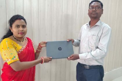 आधार से जुड़ी सेवाएं प्रदान कर आत्मनिर्भर बनीं संगीता सिंह”