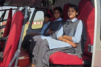 स्कूल में बेटियों की टॉपिंग पर प्रिंसिपल ने अपनी जेब से कराई हेलिकॉप्टर की सवारी