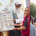 सदगुरु ने बागेश्वर धाम में बाबा धीरेंद्र शास्त्री से की भेंट, साथ आए 40 देशों के