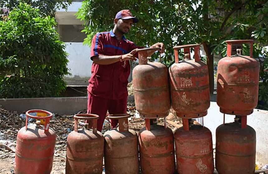 मंडीदीप में LPG एजेंसी पर छापा, 200 से ज्यादा सिलेंडर जब्त; जबलपुर में पुलिस ने