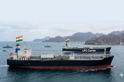 होर्मुजसे गुजरते हुए भारत आ रहे हैं दो LPG जहाज, जानें कैसे पूरा हुआ मिशन ‘शिवाल