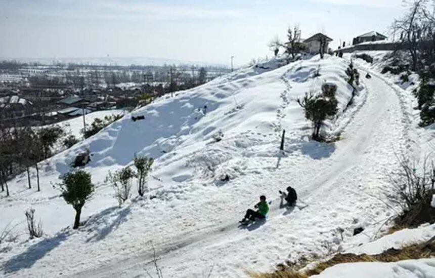 सिंथन टॉप पर बर्फबारी में फंसे 200 से ज्यादा पर्यटकों को सेना और पुलिस ने सफलताप