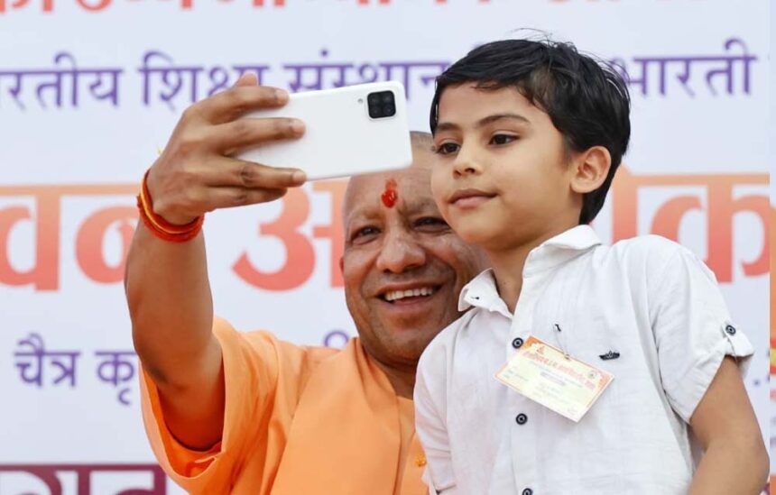 मुख्यमंत्री योगी आदित्यनाथ ने मंच पर बुलाया, सेल्फी ले रहे बच्चे को किया सम्मानि
