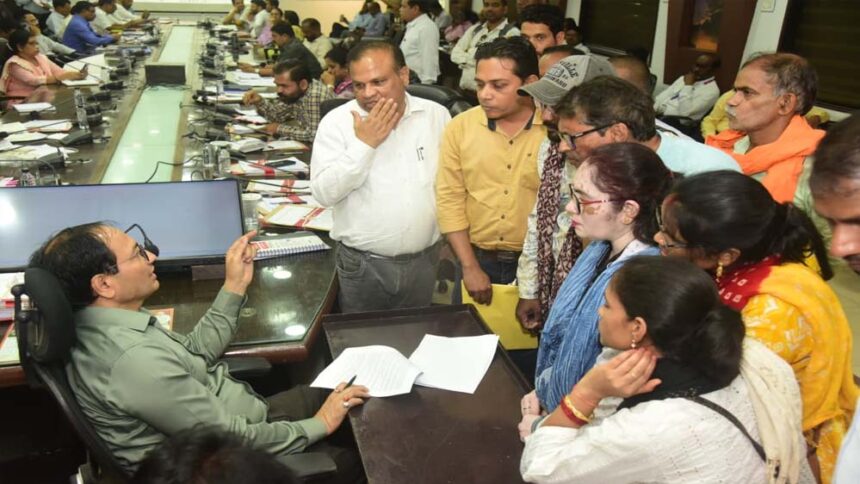 कलेक्टर ने जनदर्शन में सुनी आमजनों की समस्याएं, अधिकारियों को त्वरित कार्यवाही क
