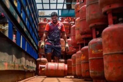 कालाबाजारी में संलिप्त 12 एलपीजी वितरकों एवं 74 अन्य व्यक्तियों के विरुद्ध एफआईआ