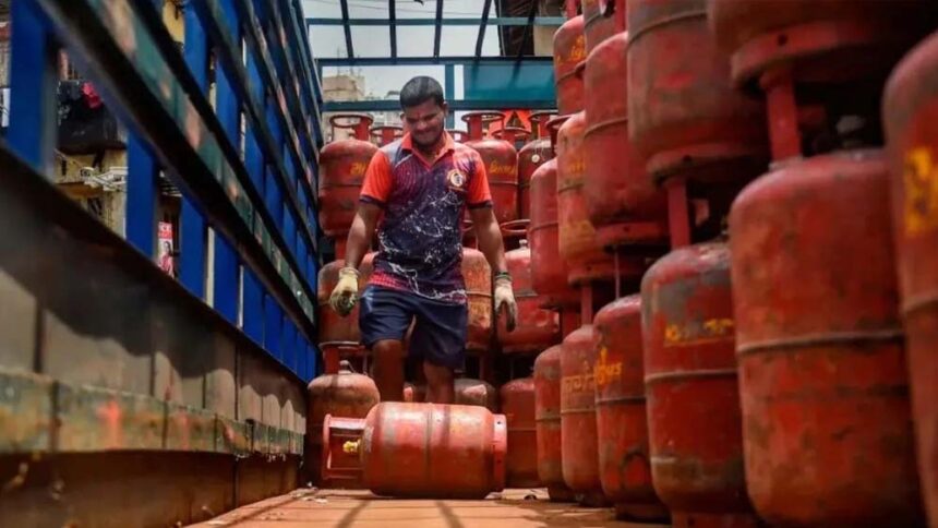 कालाबाजारी में संलिप्त 12 एलपीजी वितरकों एवं 74 अन्य व्यक्तियों के विरुद्ध एफआईआ