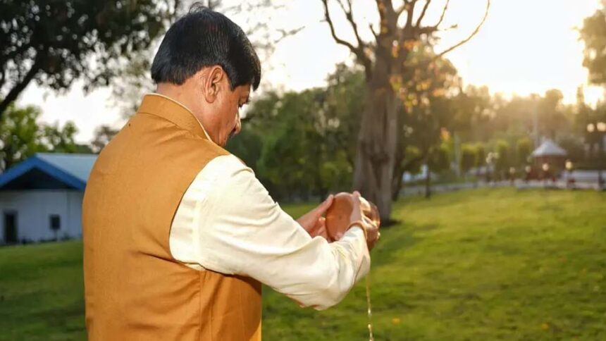 सूर्य को अर्घ्य अर्पित कर सीएम ने की दिन की शुरुआत, प्रदेशभर में आयोजित किए गए भ