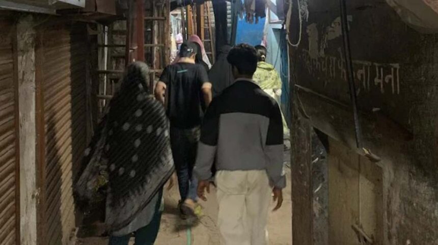 धारावी का ‘गरीबी का बाजार’: विदेशी 2 घंटे की बदहाली देखने के लिए देते हैं 15,000