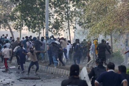 अमेरिकी दूतावास पर प्रदर्शनकारी हमला, 23 की मौत, स्थिति गंभीर