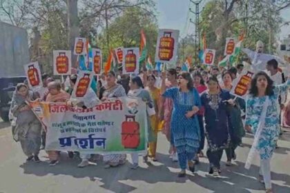 गैस संकट के खिलाफ कांग्रेस सड़कों पर, खाली सिलिंडर के साथ किया प्रदर्शन