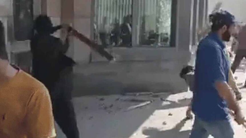 कराची में उग्र प्रदर्शन: खामेनेई की मौत पर अमेरिकी दूतावास के बाहर पुलिस से झड़प