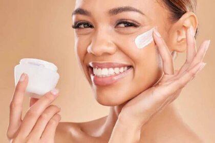 क्या घर में रहकर भी लगानी चाहिए सनस्क्रीन? एक्सपर्ट्स बताते हैं क्यों है ये जरूर