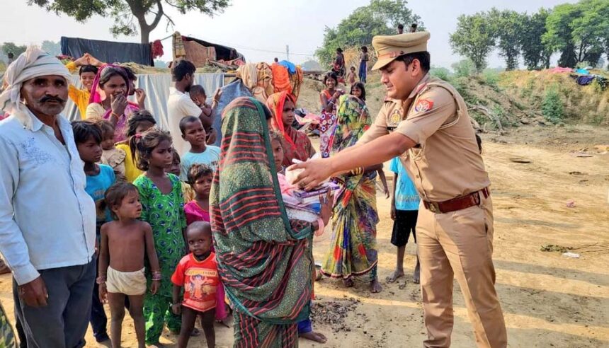 लखनऊ में पुलिस ने बेसहारा बच्चों के साथ मनाई होली, खुशियों से भरे उपहार दिए