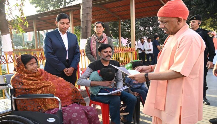 जनता दर्शन में गोरखनाथ मंदिर में 150 लोगों से मुलाकात कर उनकी समस्याएं सुनीं मुख