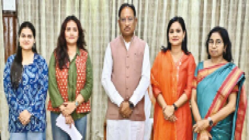 साय ने महिला पत्रकारों से साझा किया: पिता की मौत के बाद मां ने की दोनों की जिम्म