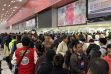 दिल्ली एयरपोर्ट पर अफरा-तफरी, 104 इंटरनेशनल फ्लाइट कैंसिल; हजारों यात्री परेशान