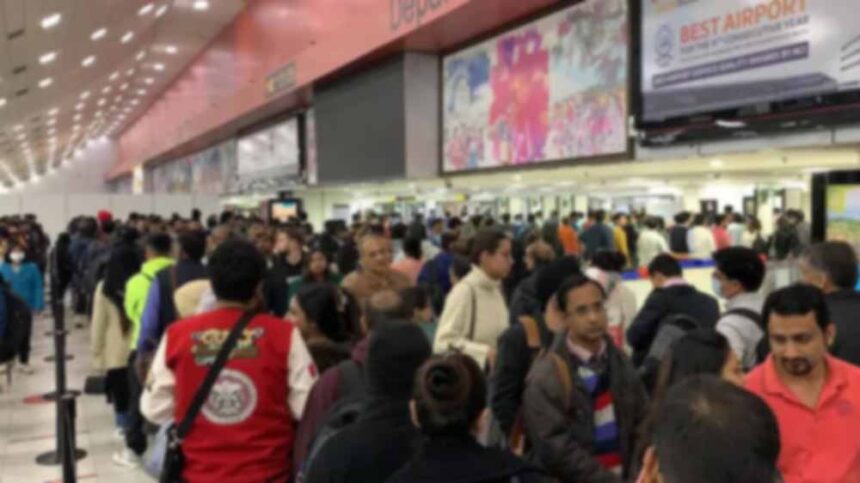 दिल्ली एयरपोर्ट पर अफरा-तफरी, 104 इंटरनेशनल फ्लाइट कैंसिल; हजारों यात्री परेशान