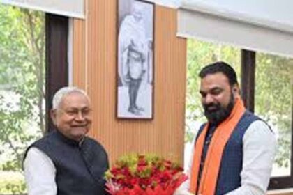 CM फेस पर सस्पेंस बरकरार: नीतीश कुमार ने फिर दिए संकेत, बड़े नेता की पीठ थपथपाई