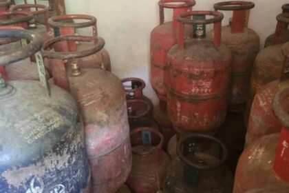 कोनी में अवैध गैस रिफिलिंग का बड़ा खुलासा, पुलिस ने 55 सिलेंडर किए जब्त
