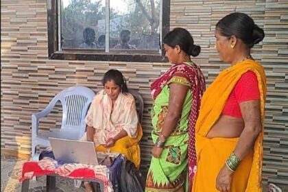 मातृत्व वंदना और पेंशन योजना की राशि घर-घर पहुँचा रही हैं बीसी सखियाँ