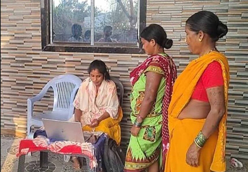 मातृत्व वंदना और पेंशन योजना की राशि घर-घर पहुँचा रही हैं बीसी सखियाँ