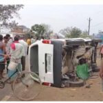 ट्रैक्टर से टकराई स्कूल वैन पलटने से 10 से ज्यादा बच्चे – टीचर घायल अस्पताल में