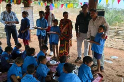 ग्रामीणों की मेहनत रंग लाई: कारकाबेड़ा गांव में पहली बार खुला स्कूल, बच्चों में